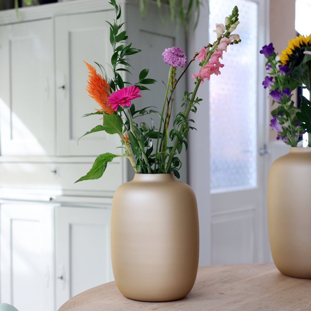 Vaas Artic matte gold Vase the World - mrshomeandgarden